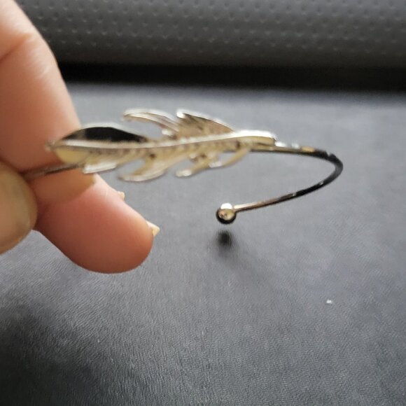 NWT FEATHER STYLE ALLOY CUFF BRACELET FASHION JEWELRY - Picture 1 of 3